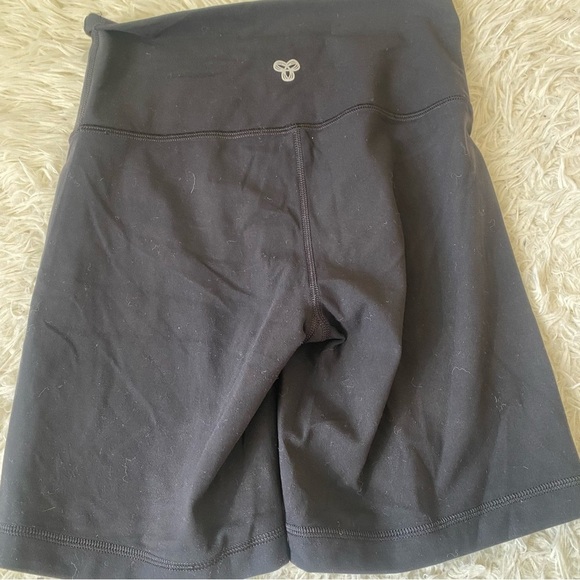 Aritzia TnAction 7" Short - Picture 6 of 8